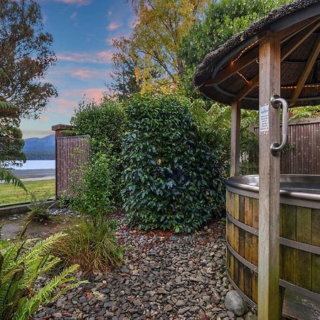 Tasman Holiday Parks - Te Anau Ngoại thất bức ảnh Hot Tub at the Lake