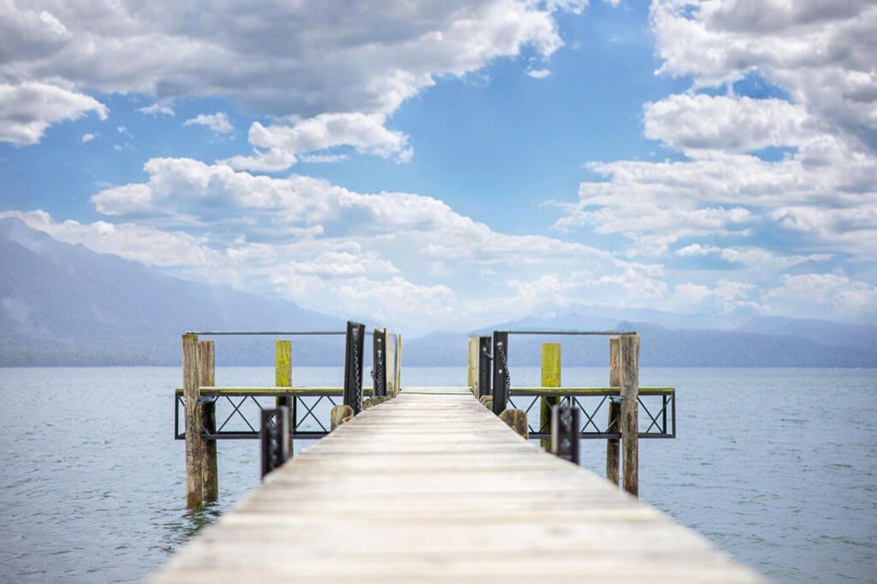 Tasman Holiday Parks - Te Anau Ngoại thất bức ảnh The pier at the lake