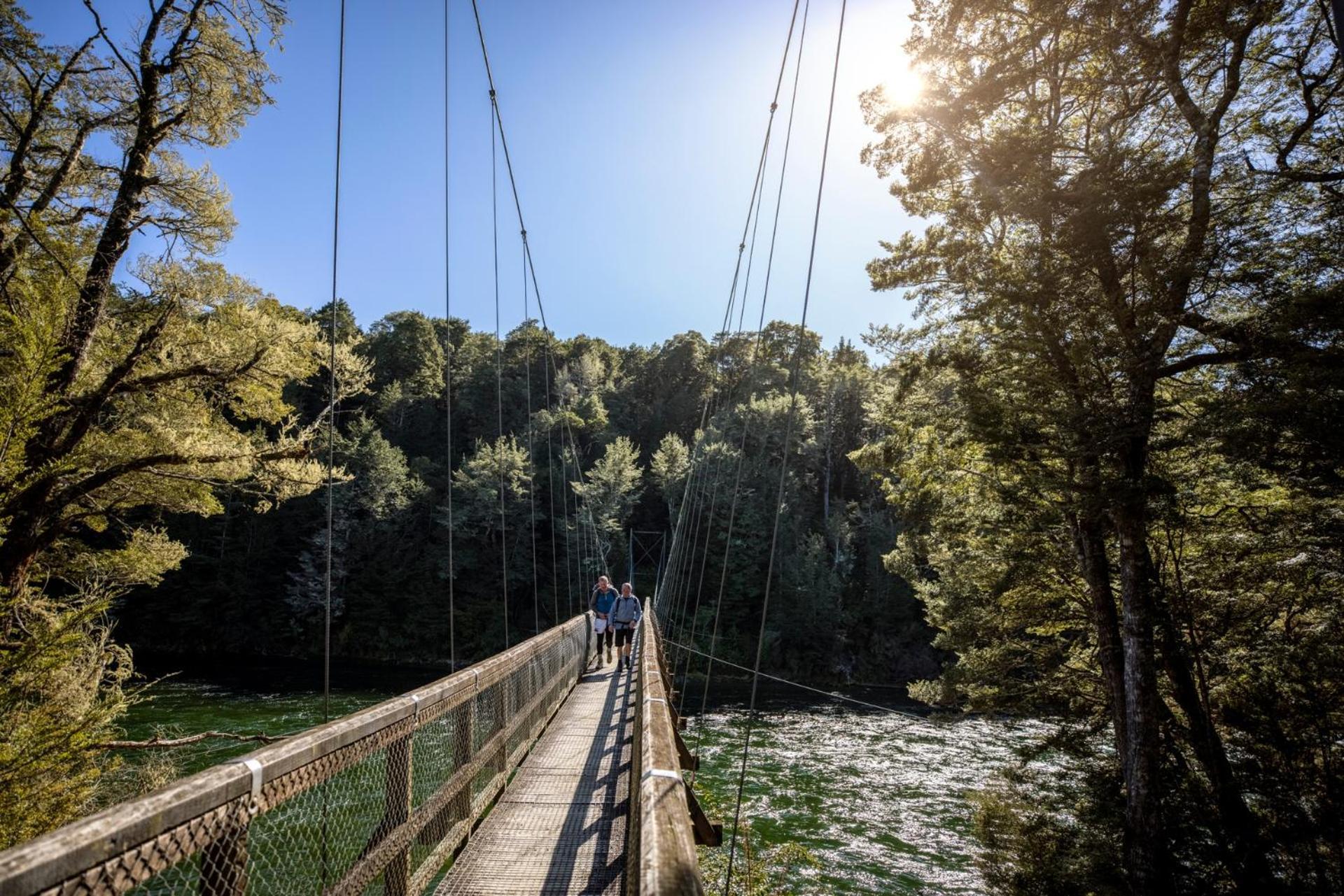 Tasman Holiday Parks - Te Anau Ngoại thất bức ảnh Swing bridge over the Heaphy River