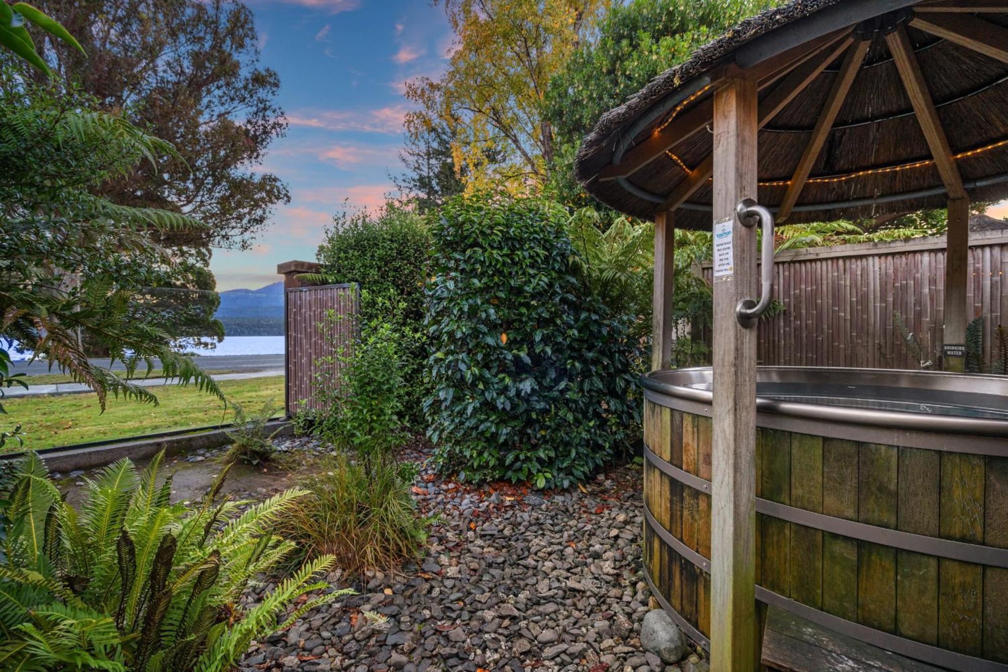 Tasman Holiday Parks - Te Anau Ngoại thất bức ảnh Hot Tub at the Lake