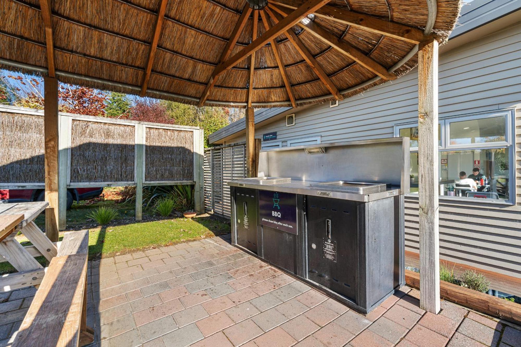 Tasman Holiday Parks - Te Anau Ngoại thất bức ảnh Outdoor kitchen