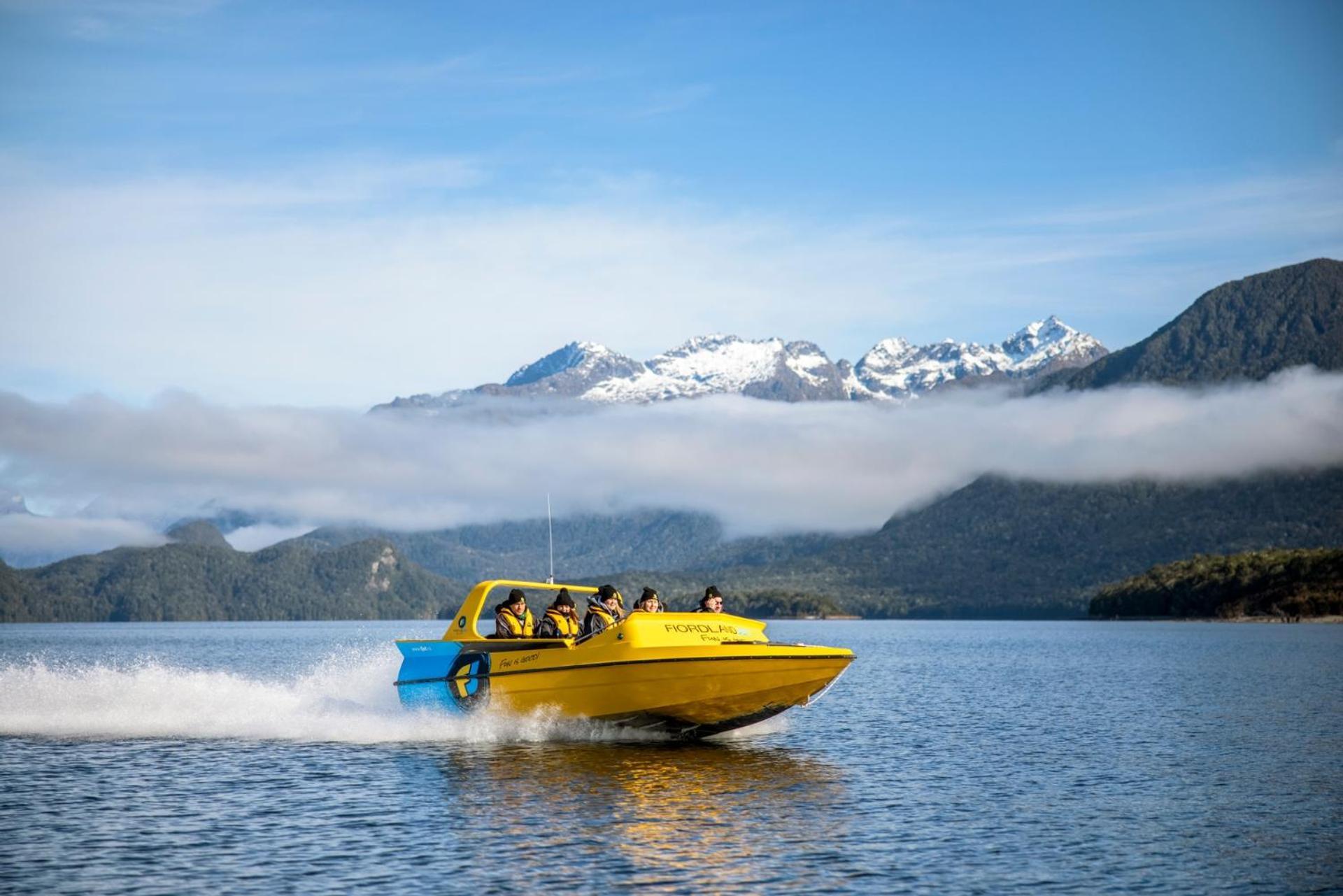 Tasman Holiday Parks - Te Anau Ngoại thất bức ảnh Jet boat on Lake Te Anau