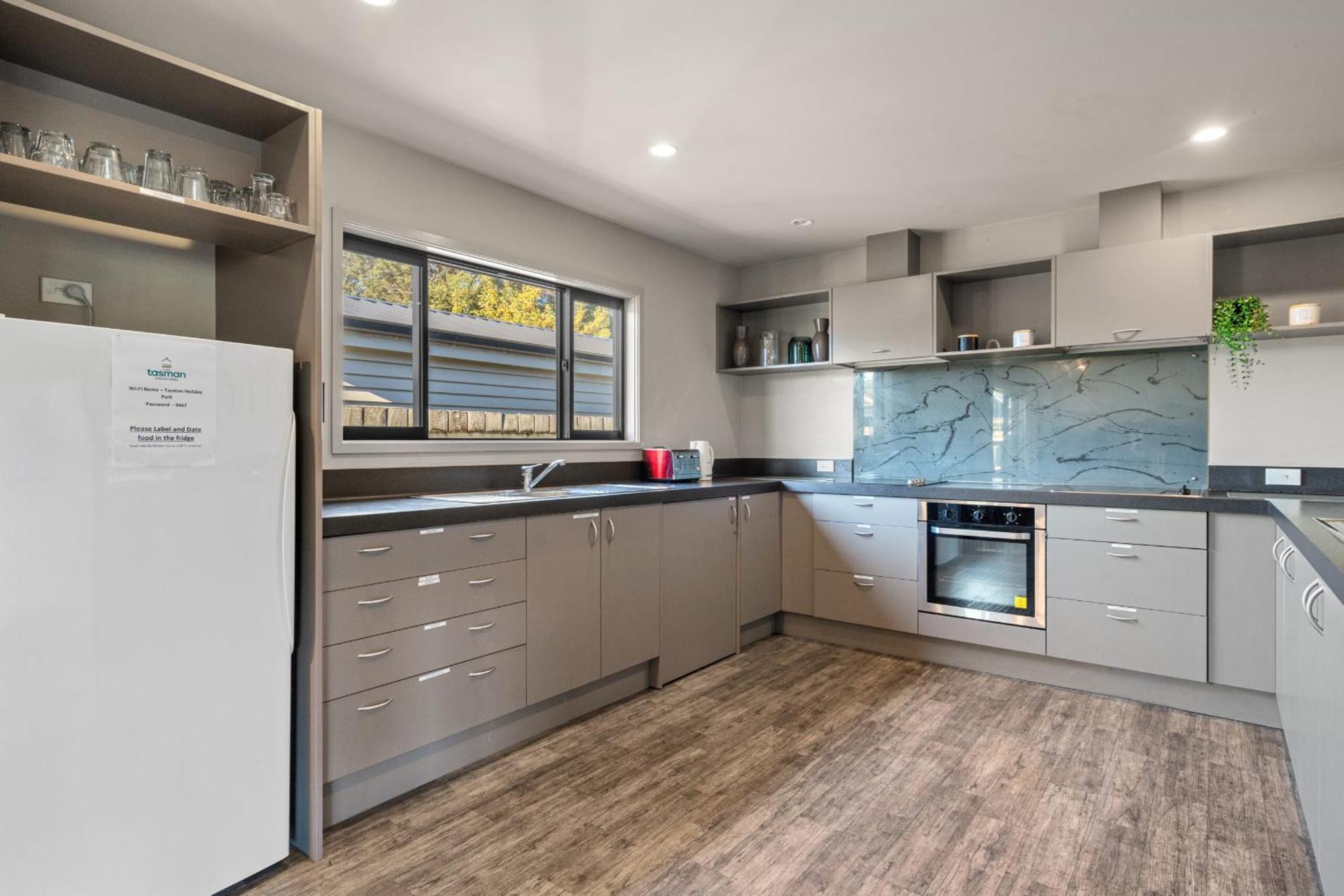 Tasman Holiday Parks - Te Anau Ngoại thất bức ảnh A modern kitchen