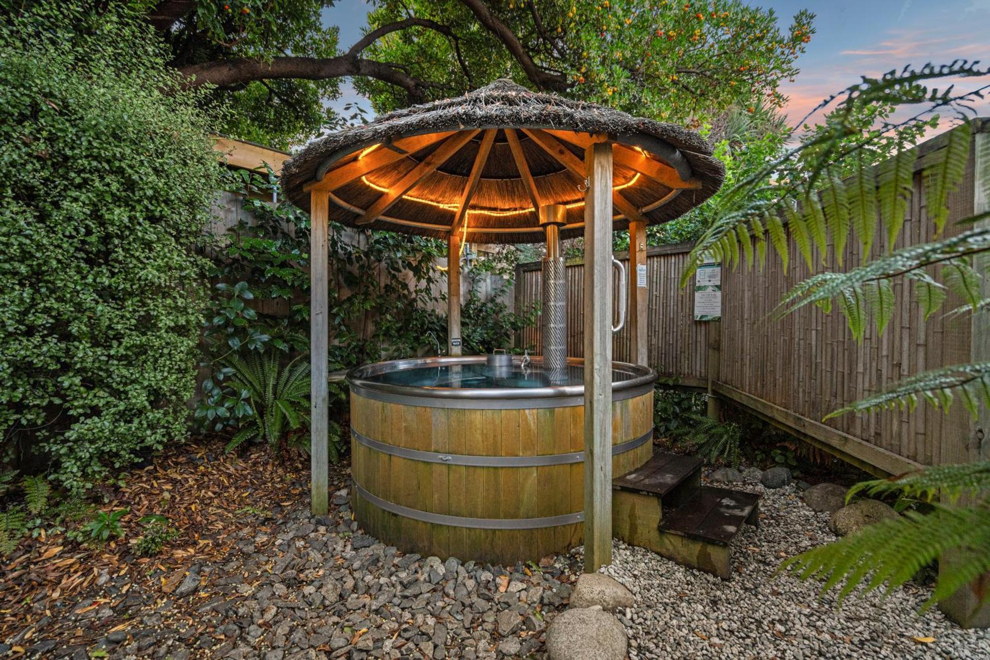 Tasman Holiday Parks - Te Anau Ngoại thất bức ảnh A hot tub in a backyard