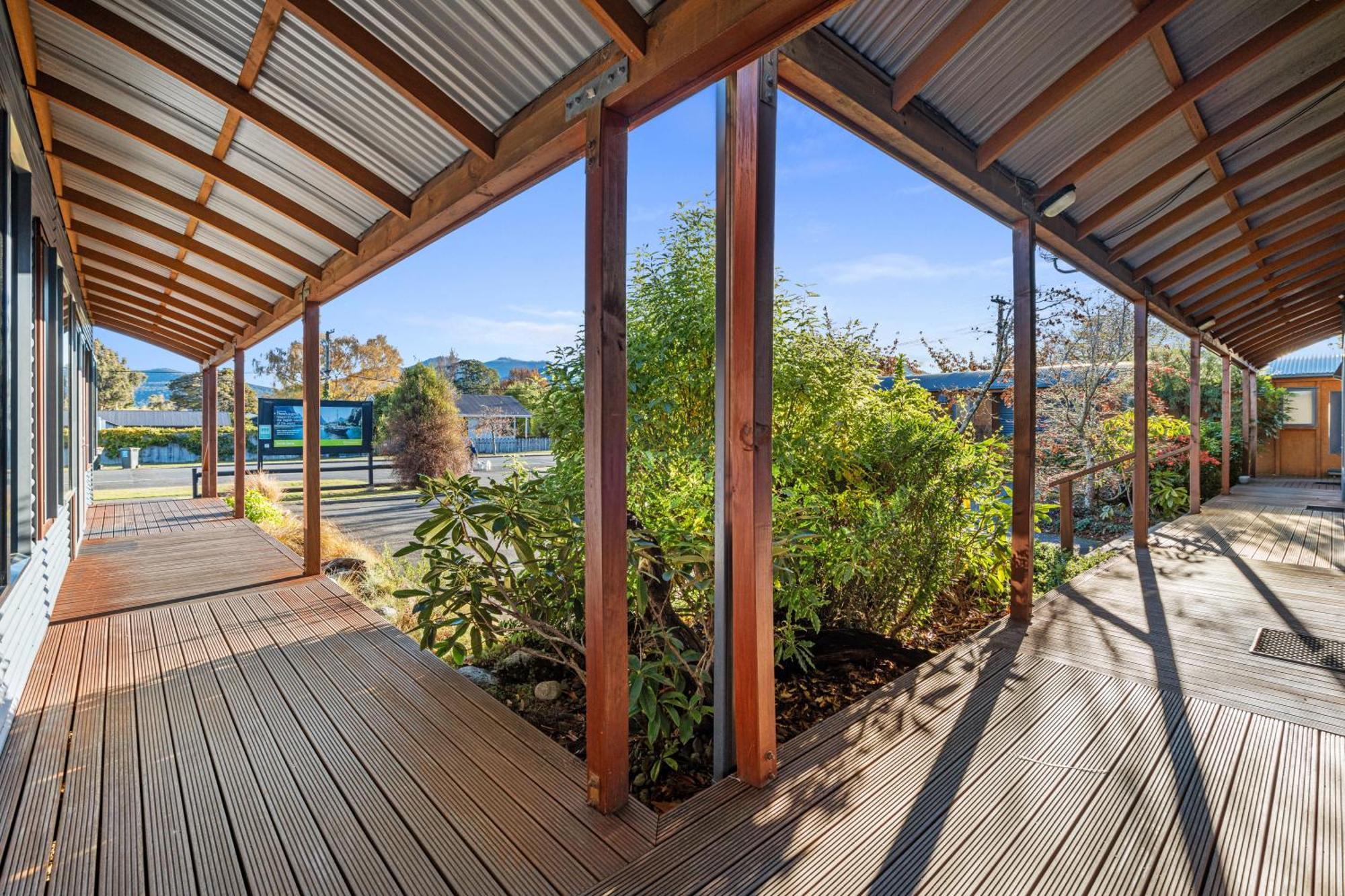Tasman Holiday Parks - Te Anau Ngoại thất bức ảnh The deck at the front of the house