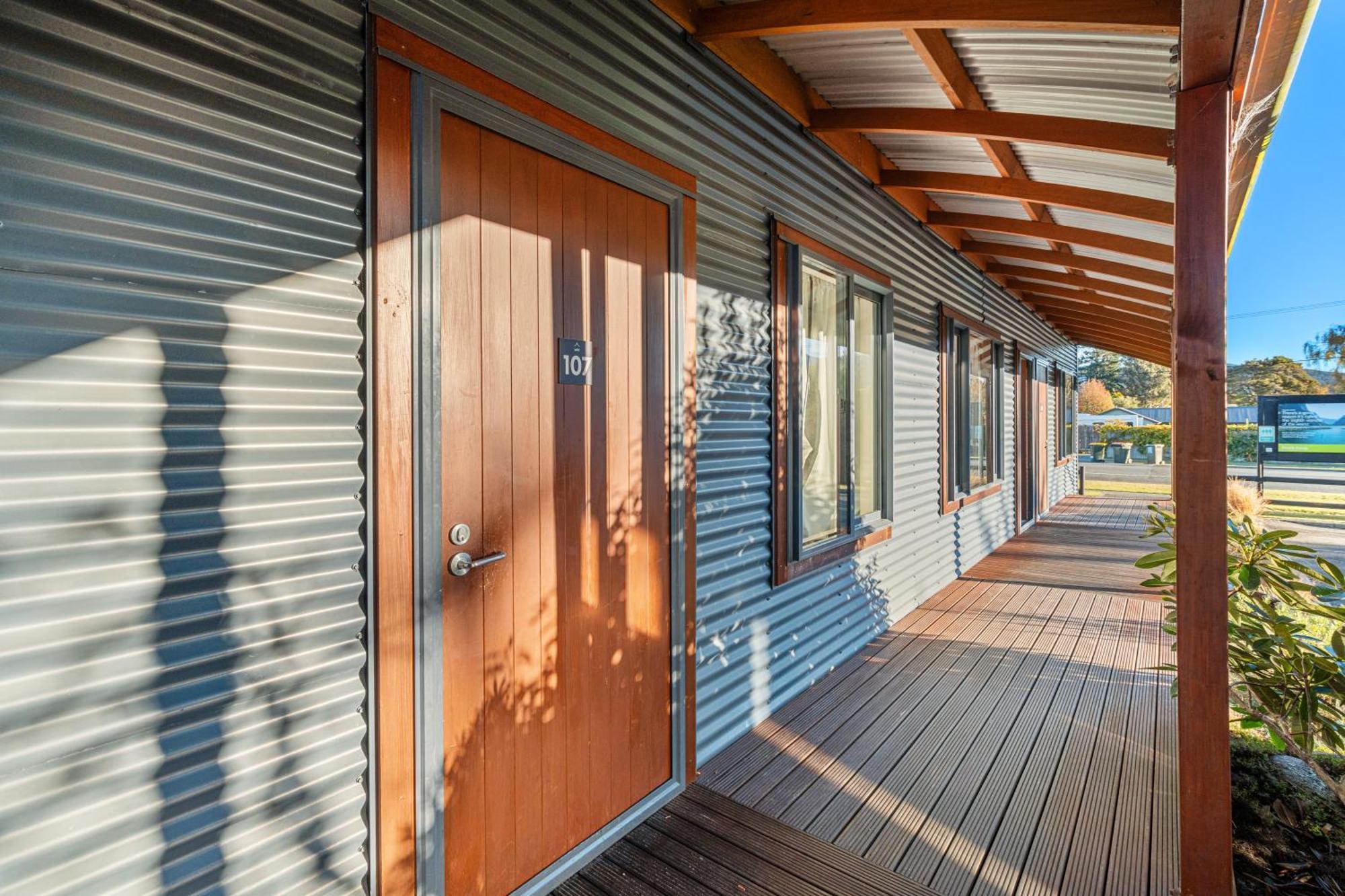 Tasman Holiday Parks - Te Anau Ngoại thất bức ảnh The exterior of a typical residential studio
