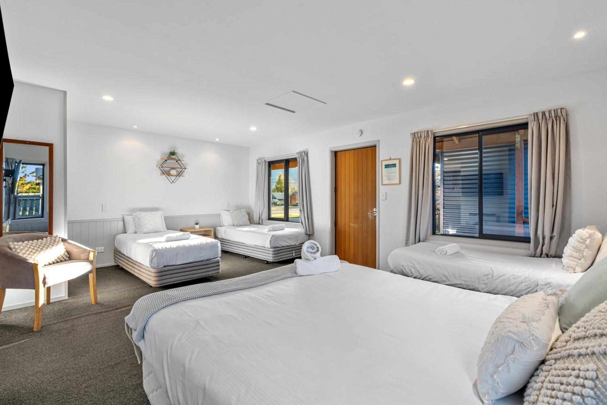 Tasman Holiday Parks - Te Anau Ngoại thất bức ảnh A typical room at the hotel