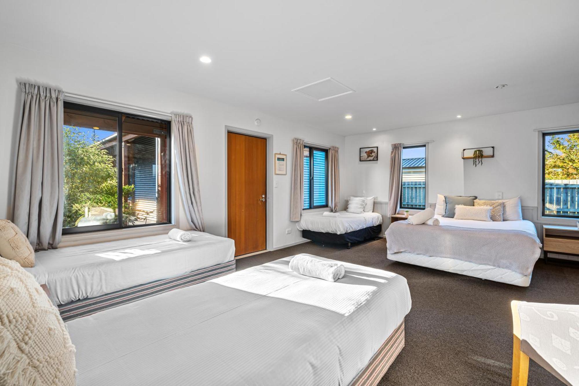 Tasman Holiday Parks - Te Anau Ngoại thất bức ảnh A typical motel room